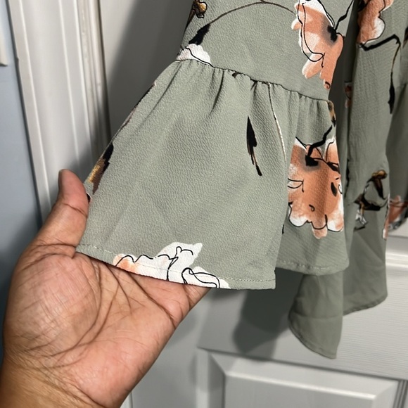 Gibson Women’s Gray Floral Scoop-Neck Bell-Sleeve  Top -  Size Large - Picture 3 of 7